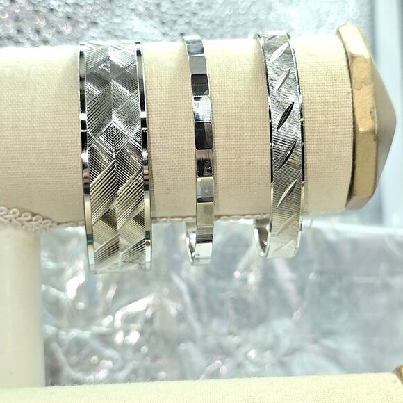 Set of 3 Stackable Vintage Silvertone Bangle Bracelets 2 with Etched Design - Picture 3 of 6